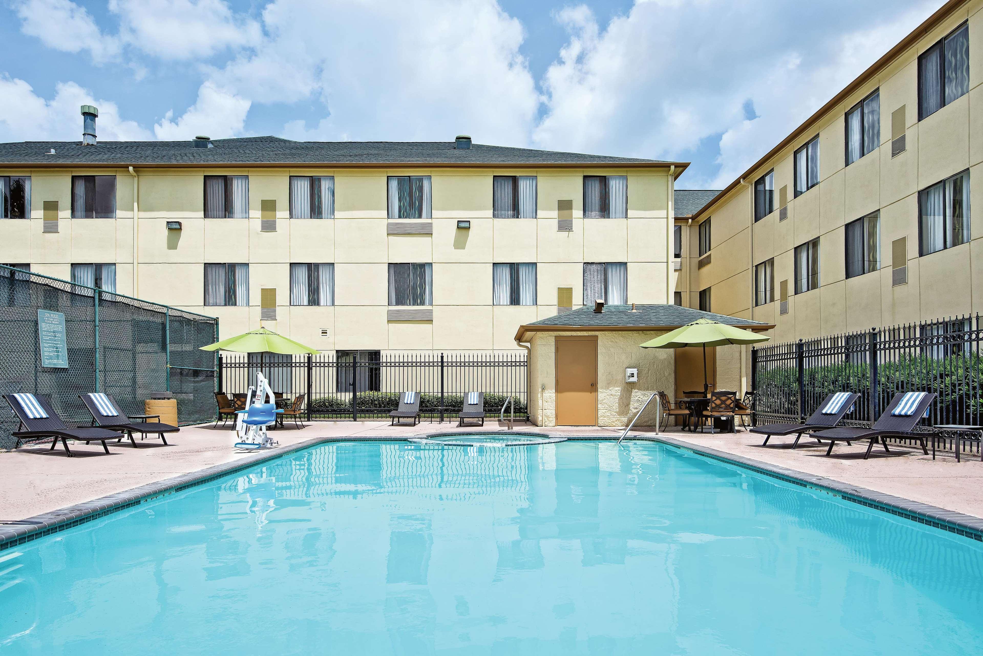 La Quinta Inn & Suites By Wyndham The Woodlands Spring Спринг Екстериор снимка